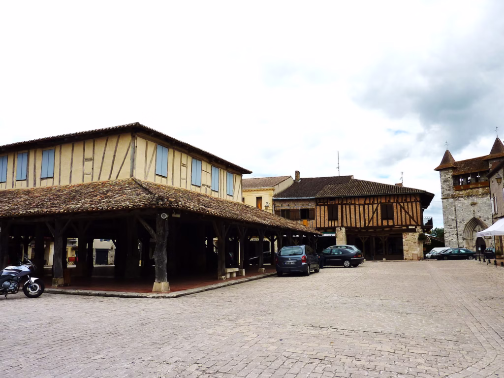 La bastide de Villeréal : halle, église et maisons à colombages