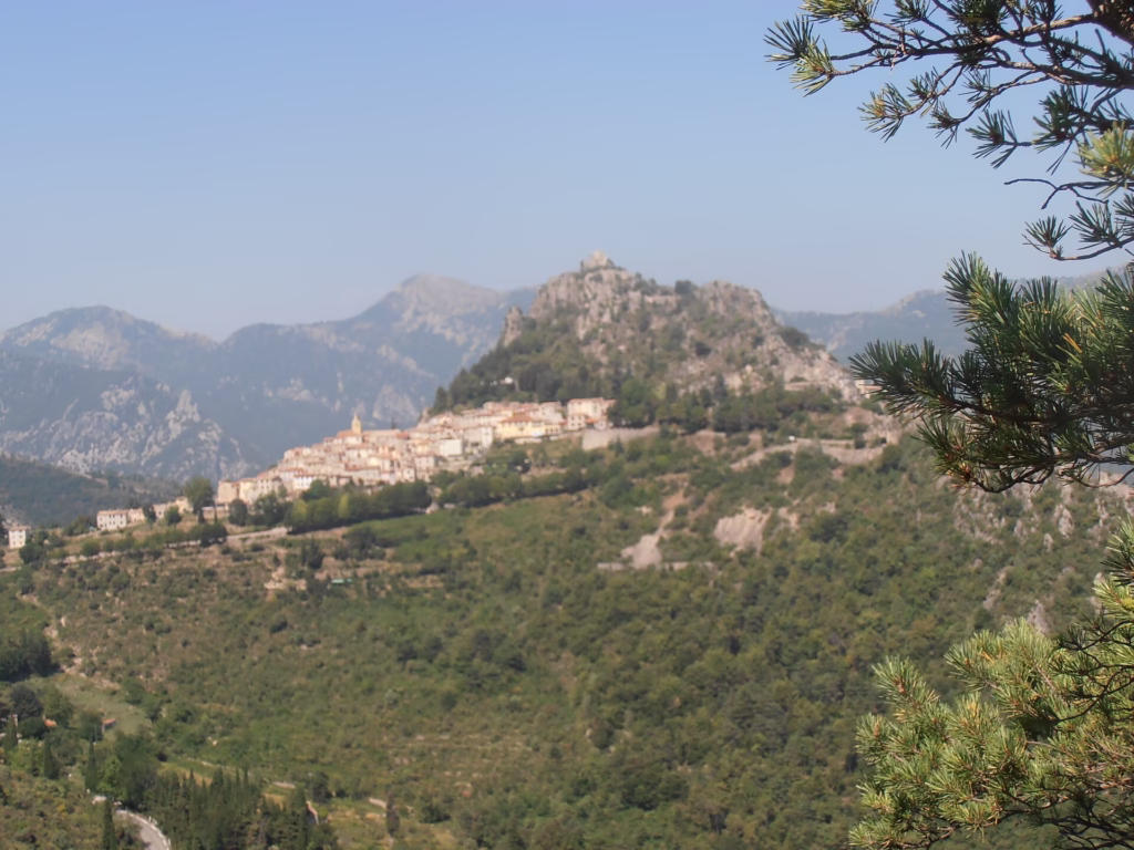 Le village de Sainte-Agnès et le pic rocheux de son château, au-dessus de Menton