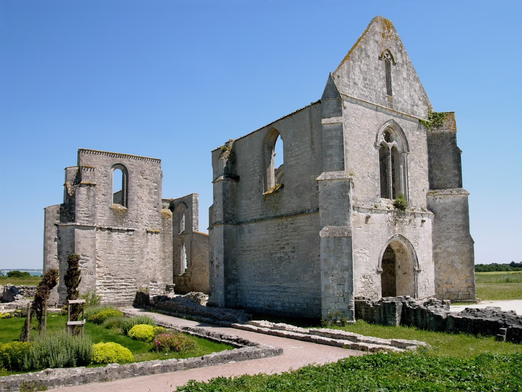 Les ruines de l’abbaye des Châteliers près de La Flotte