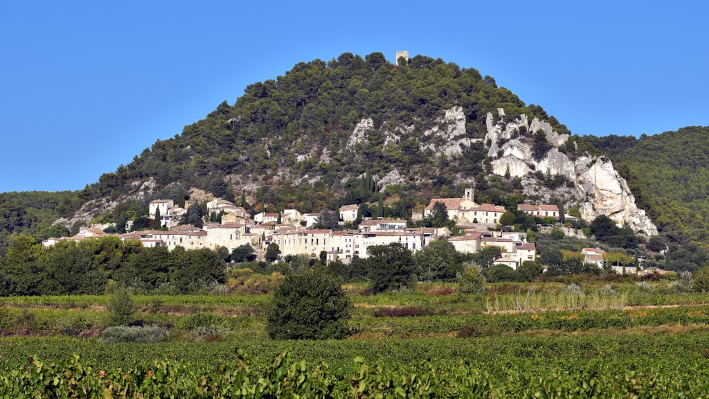 Le village de Séguret adossé à la colline au pied des Dentelles de Montmirail