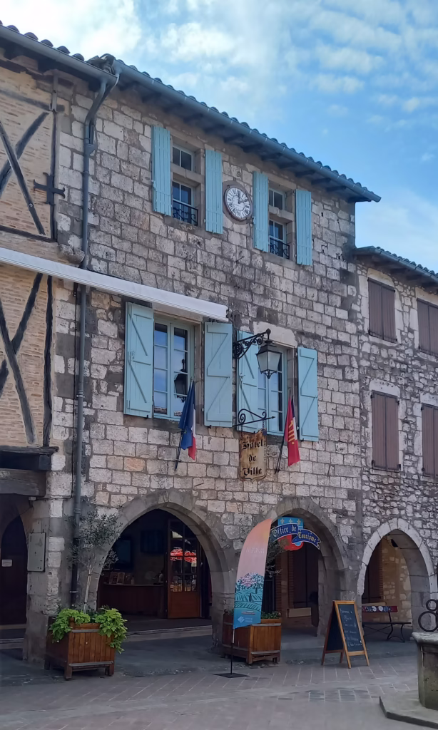 La mairie de Castelnau-de-Montmiral, dans la bastide