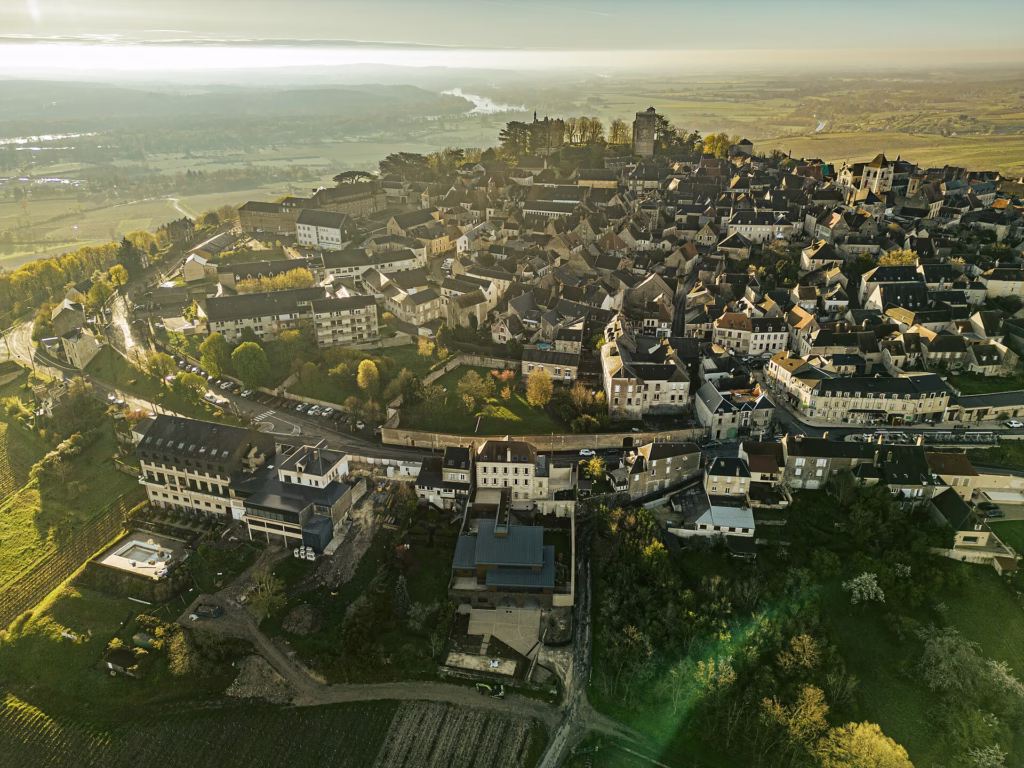 La ville perchée de Sancerre au-dessus du vignoble