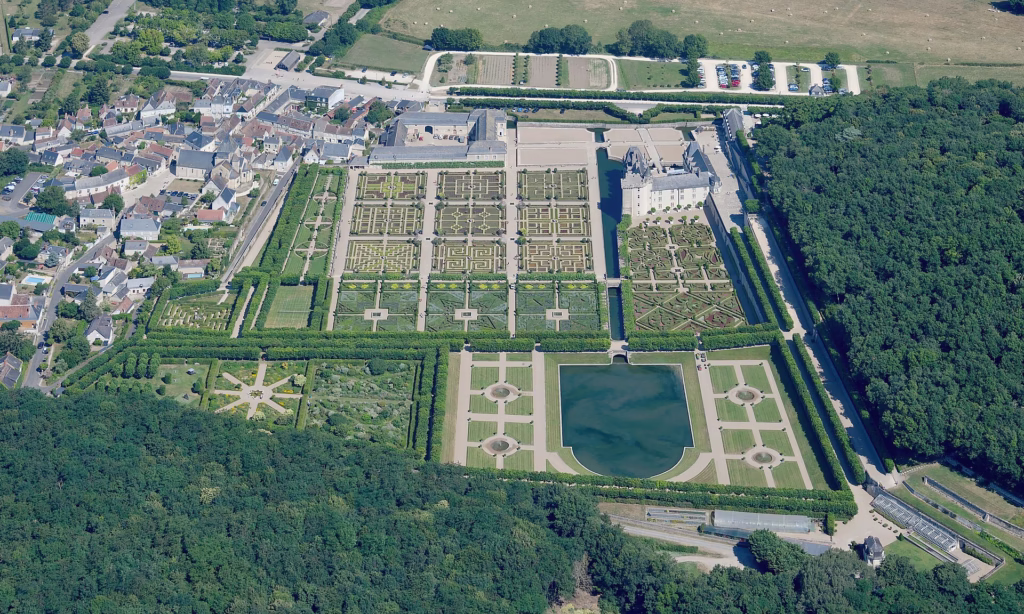 Vue aérienne des jardins et du château de Villandry