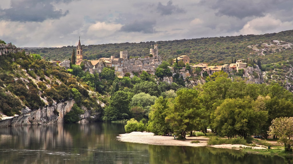 Le village perché d’Aiguèze au-dessus des gorges de l’Ardèche