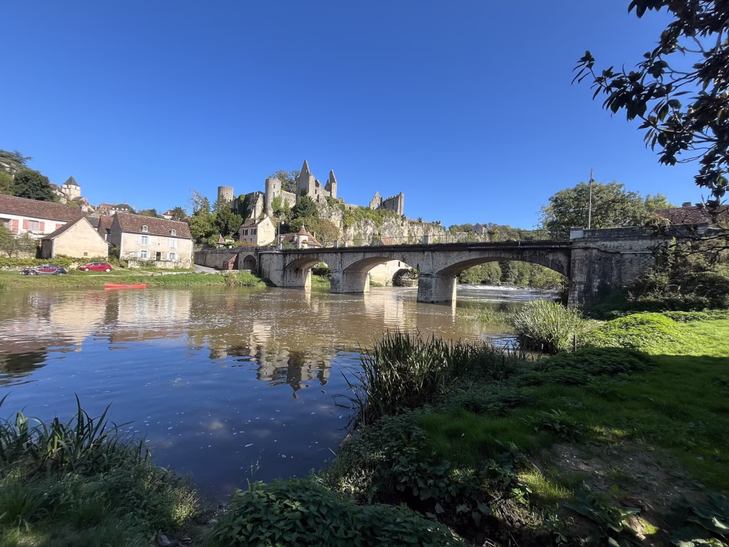 Le pont et la forteresse d'Angles-sur-l'Anglin au-dessus de la rivière