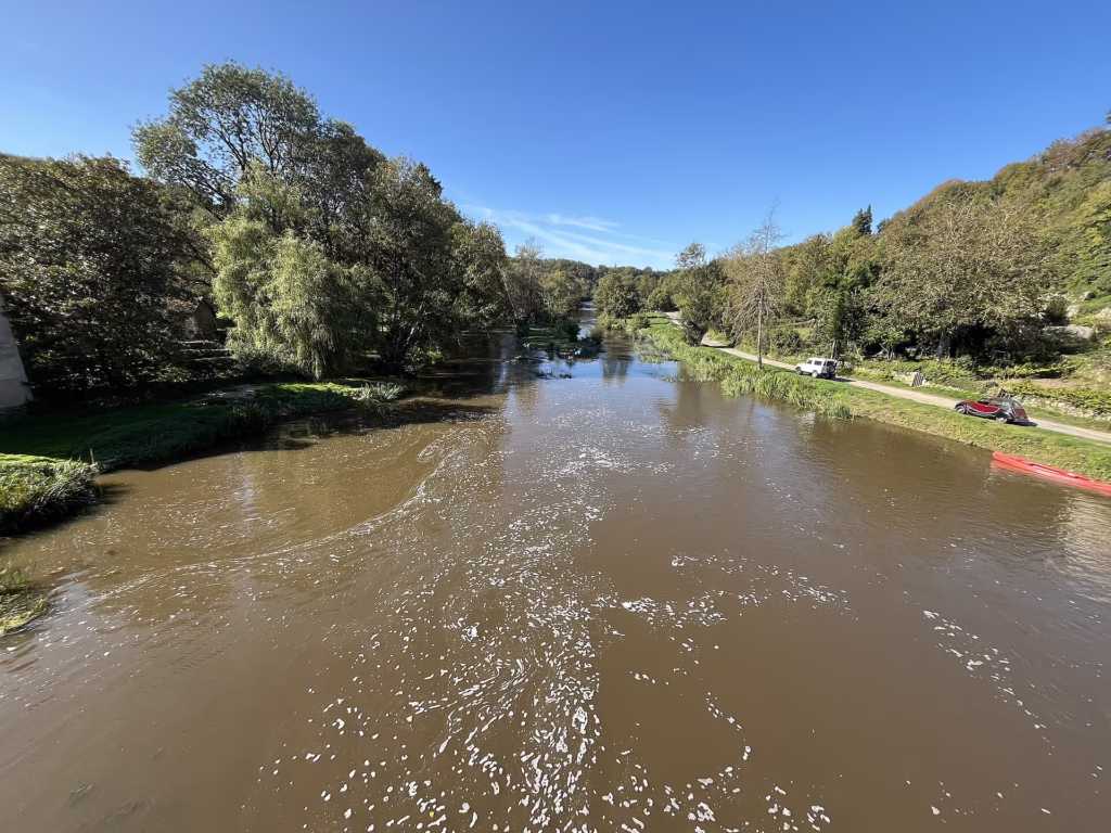 La ville basse d'Angles-sur-l'Anglin au bord de la rivière