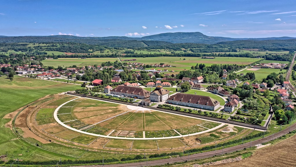La cour en demi-cercle de la saline royale