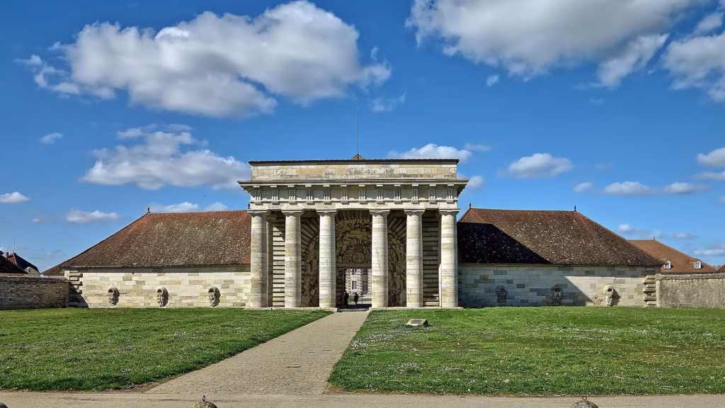 Le bâtiment d’entrée de la saline royale et son péristyle