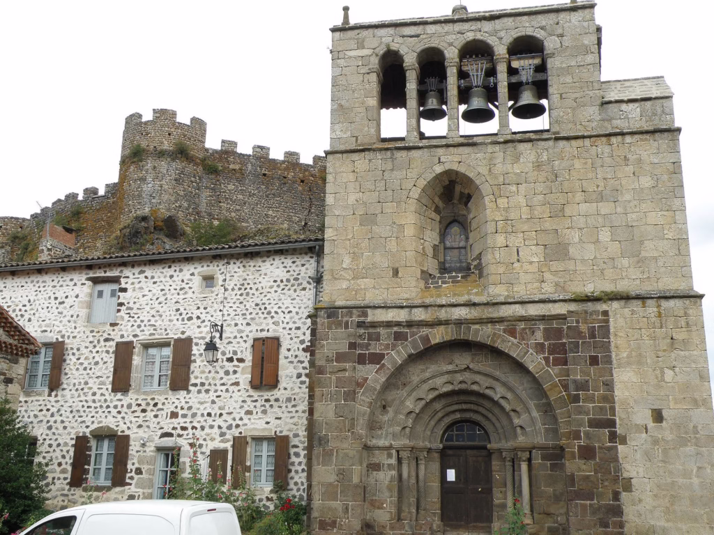 L’église romane Saint-Pierre d’Arlempdes