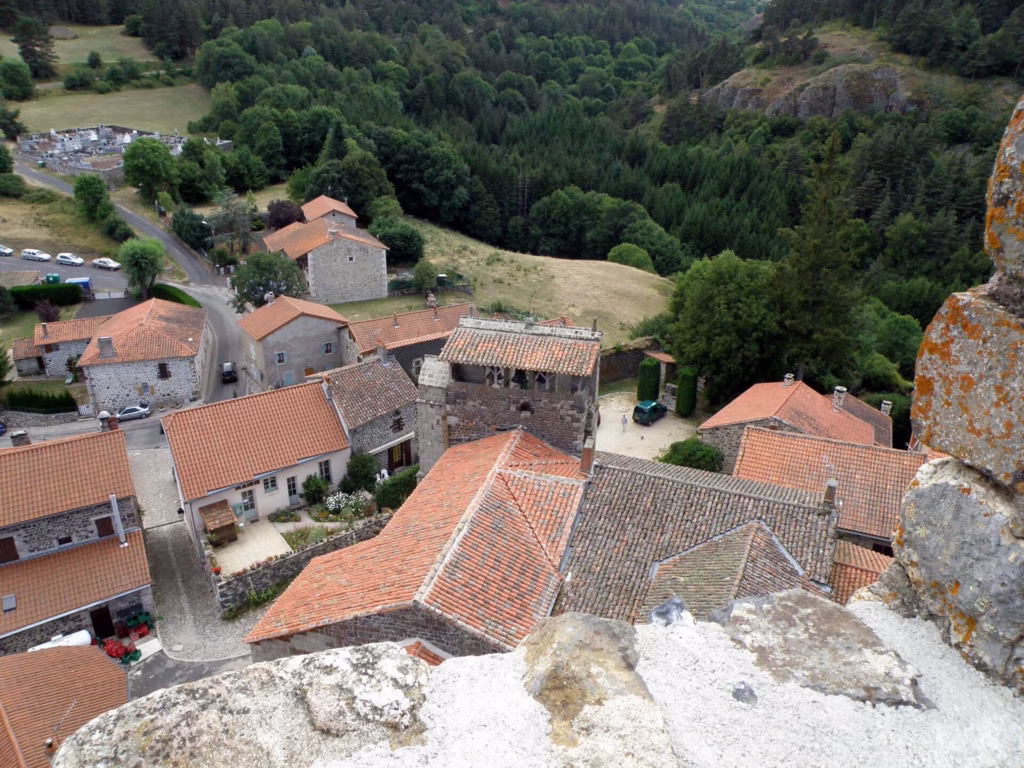 Vue du village d’Arlempdes dominé par son rocher basaltique