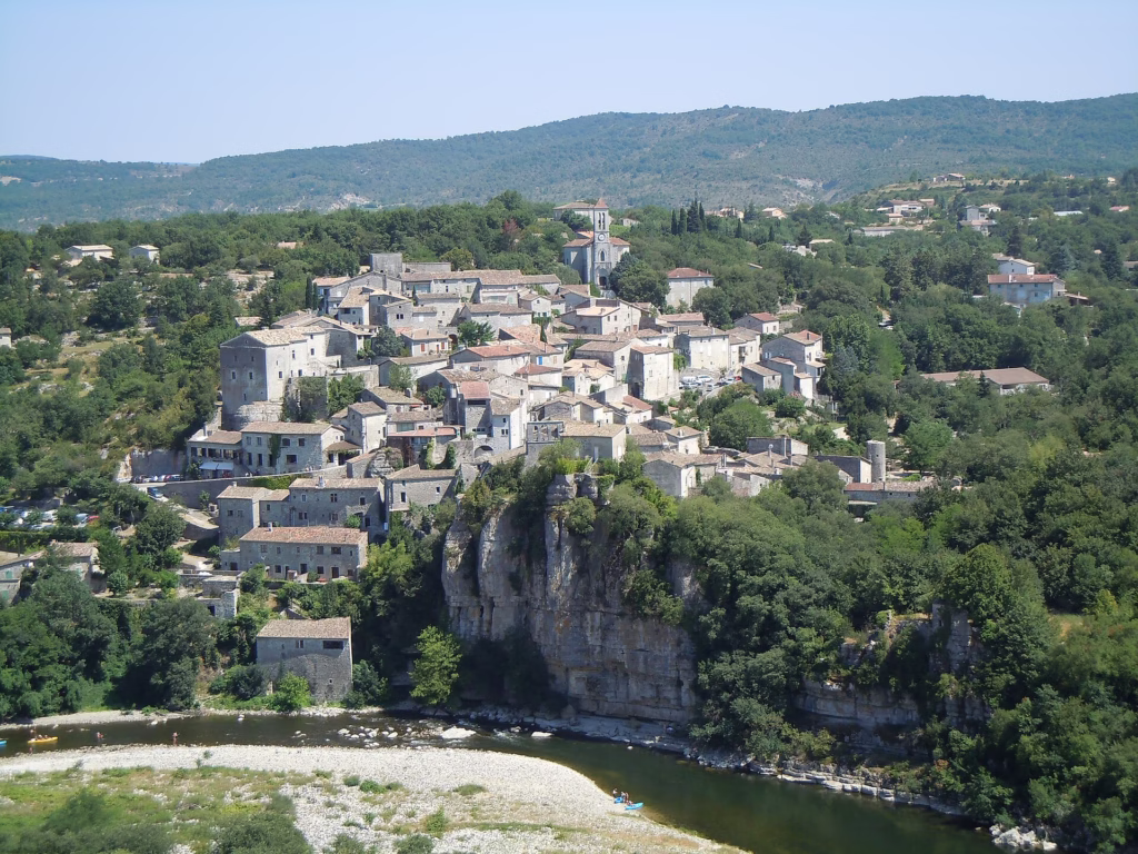 Vue d’ensemble de Balazuc perché sur la falaise dominant l’Ardèche