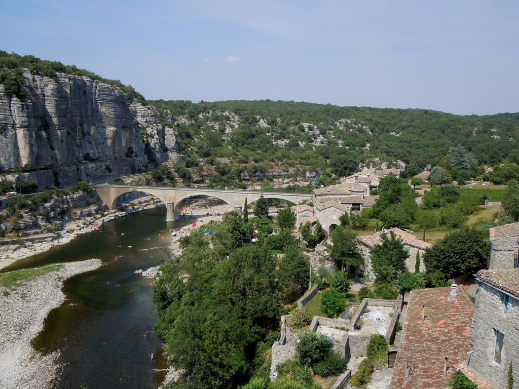 Le pont sur l’Ardèche au pied de Balazuc