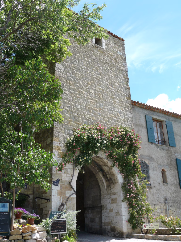 Une porte fortifiée des remparts de Bargème