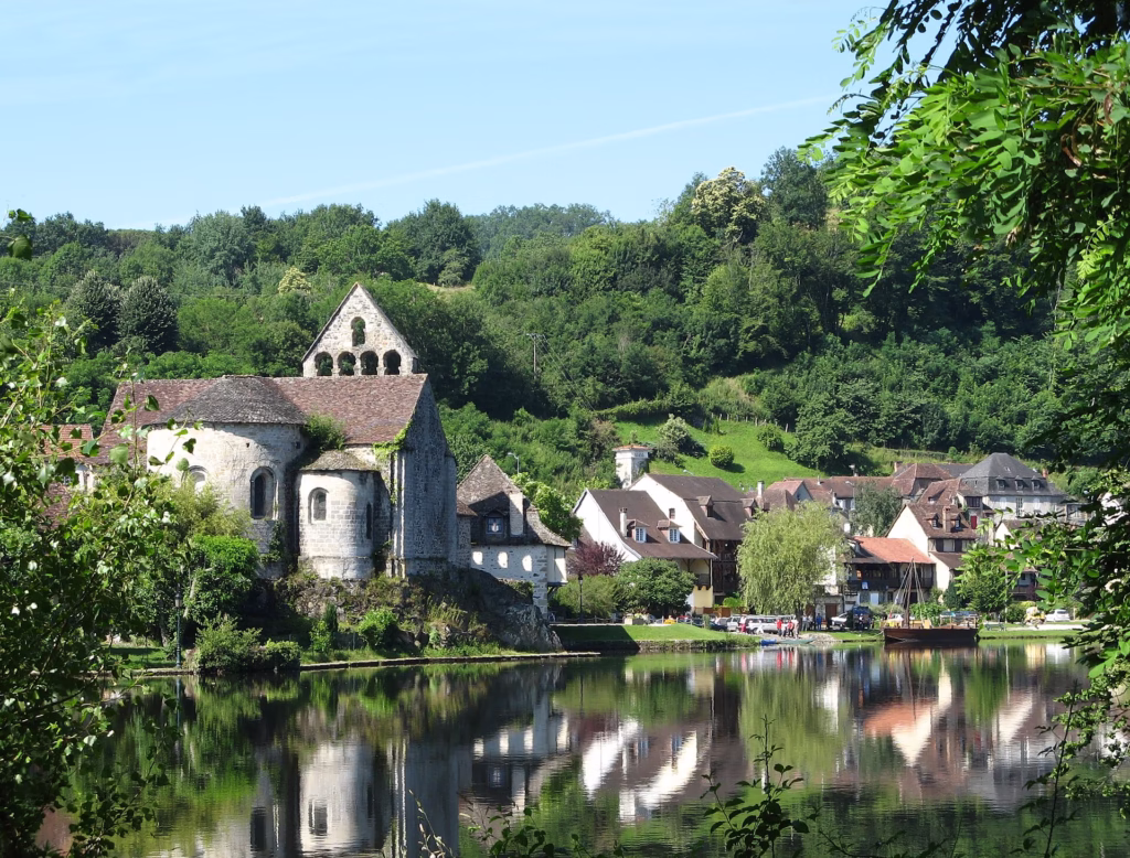 La chapelle des Pénitents au bord de la Dordogne à Beaulieu