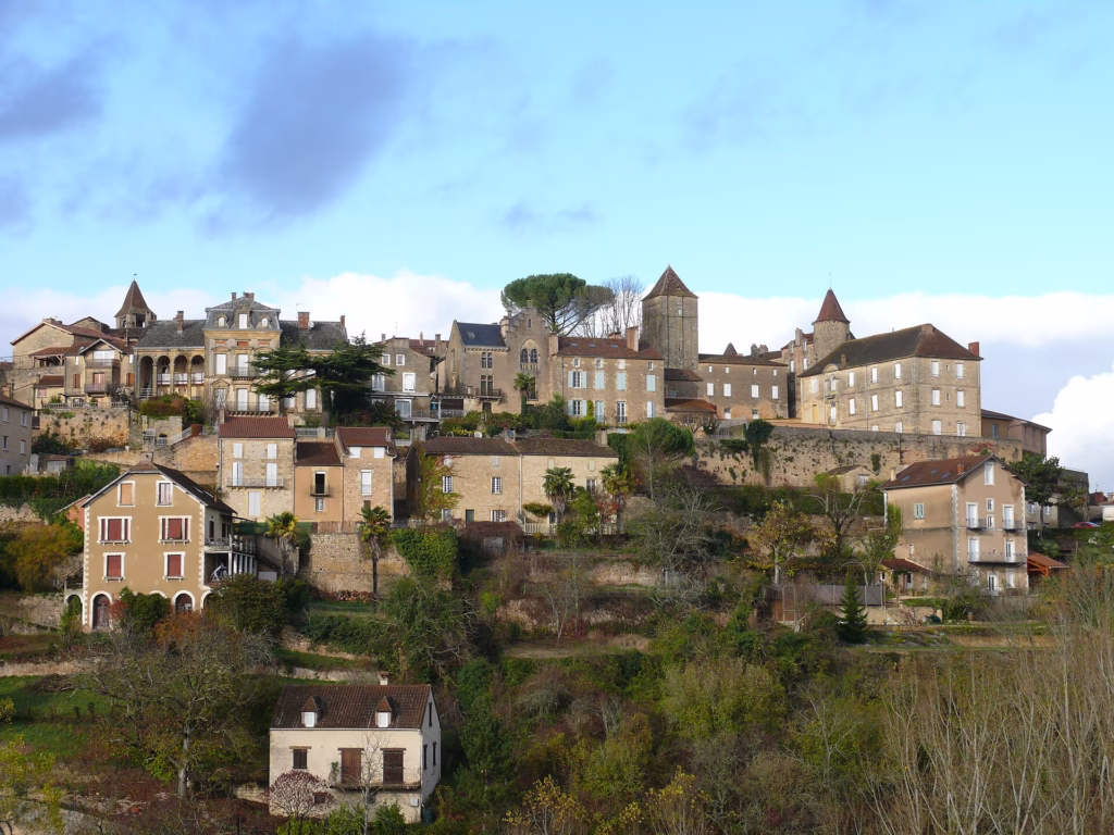 La cité médiévale de Belvès, perchée au-dessus de la vallée de la Nauze