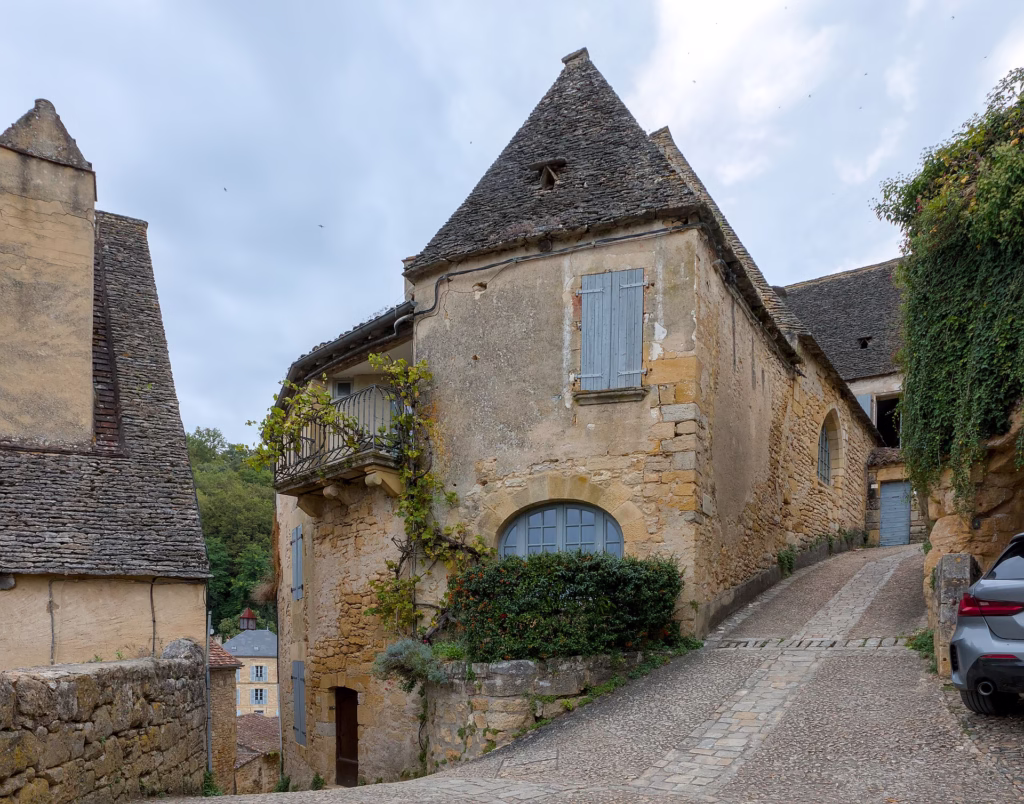Une ruelle en pente du vieux Beynac