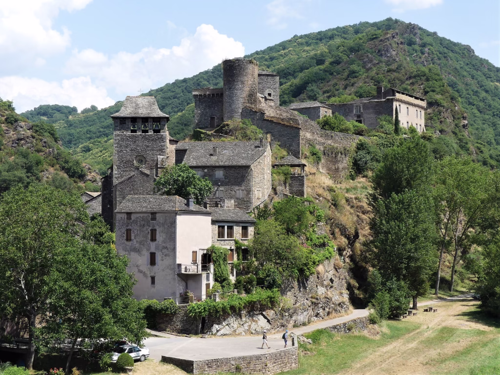 Le bourg de Brousse-le-Château et ses toits de lauze