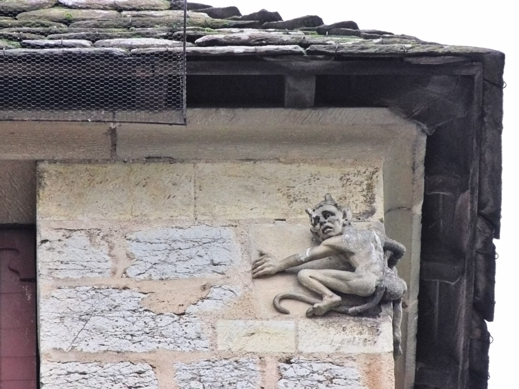 Le diablotin sculpté sur une tour du pont Valentré