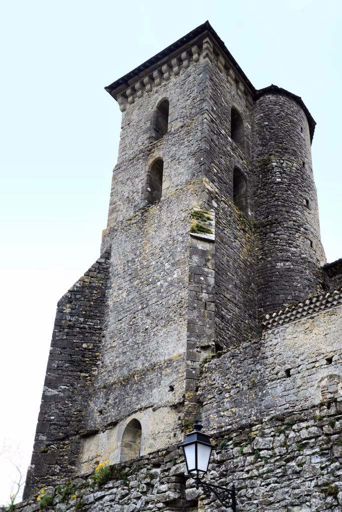 Une tour carrée des remparts de Camon