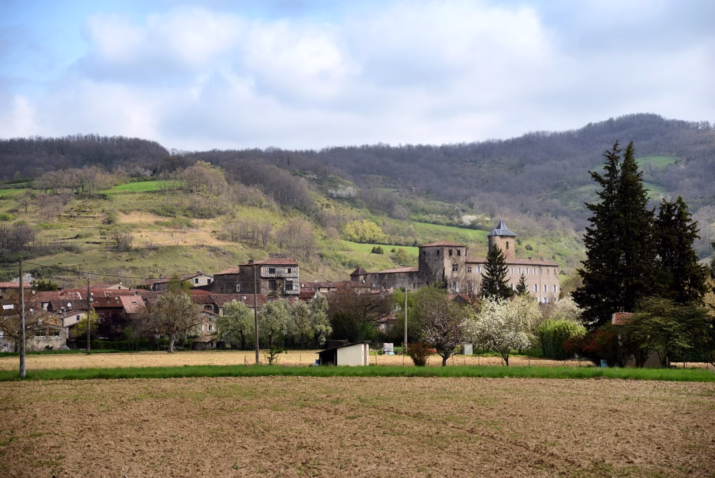 Le village fortifié de Camon, dans un méandre de l’Hers-Vif