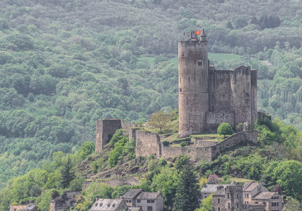 La forteresse royale de Najac dominant les gorges de l’Aveyron