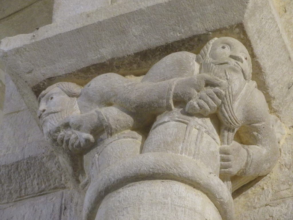 Chapiteau sculpté de l’église Saint-Robert