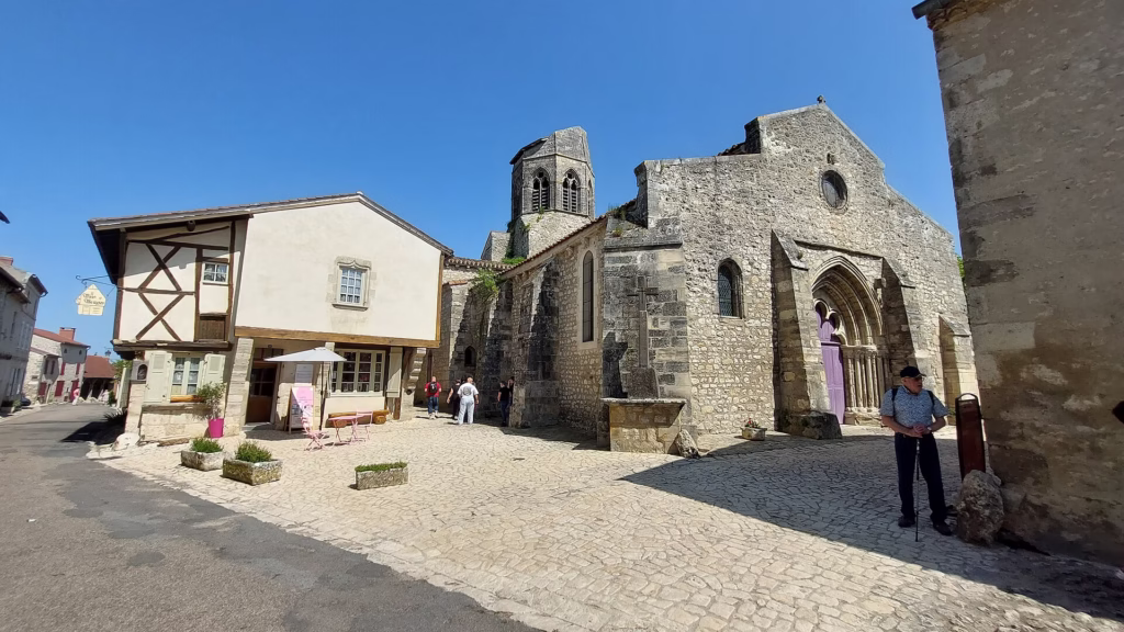 Vue du village de Charroux