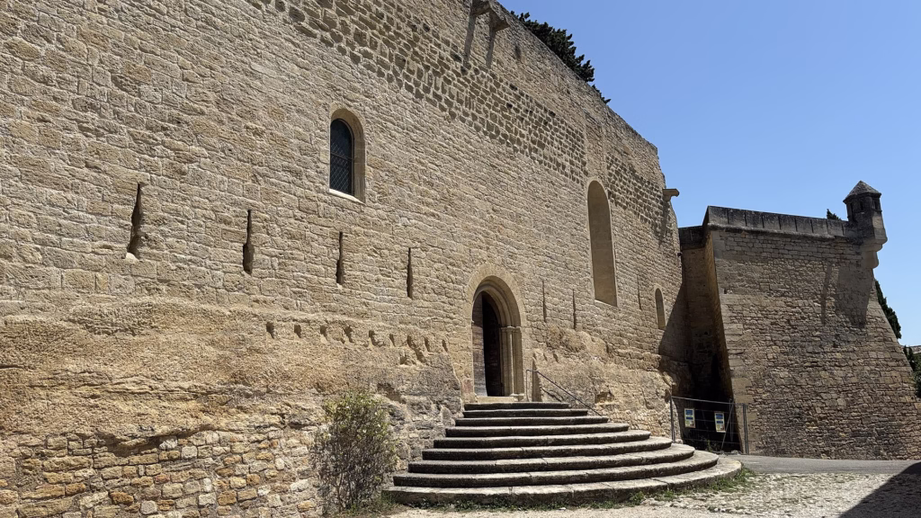 Le château d'Ansouis dominant le village du Luberon