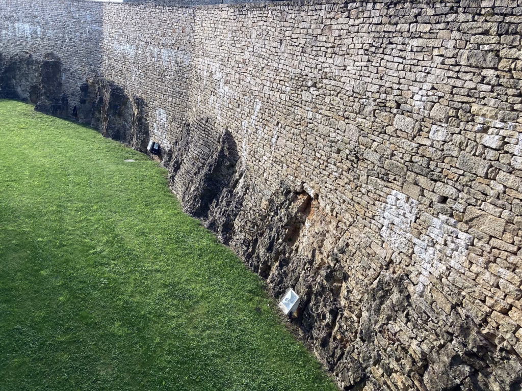 Le château fort de Châteauneuf et ses douves