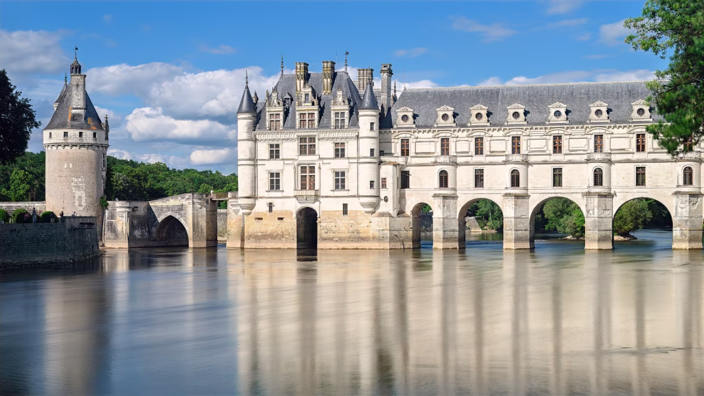 Le château de Chenonceau au-dessus du Cher