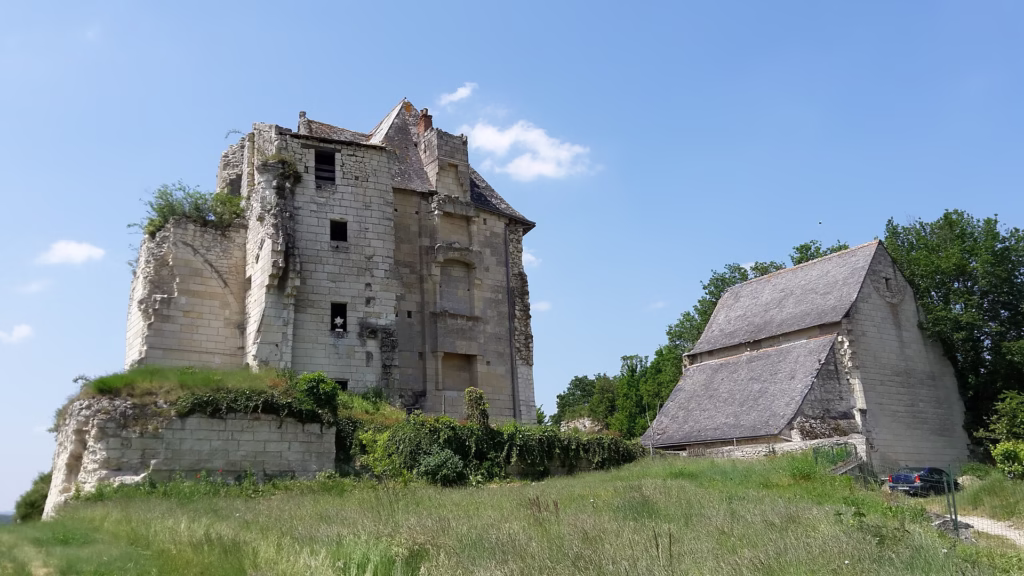 Les ruines du château dominant Crissay-sur-Manse