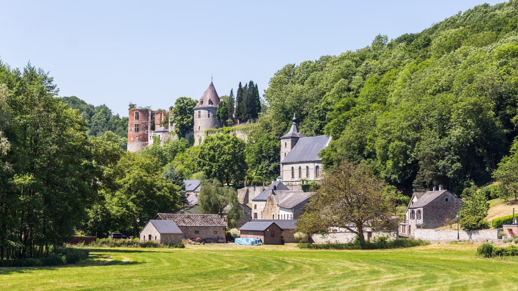 Le château et l’église Saint-Jean-Baptiste de Hierges