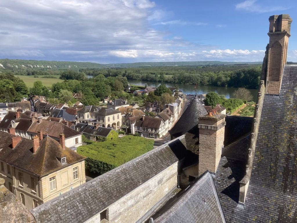 Le château de La Roche-Guyon dominant le village