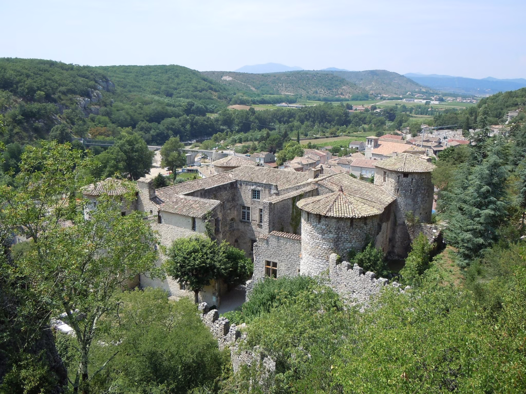 Le château de Vogüé dominant le village