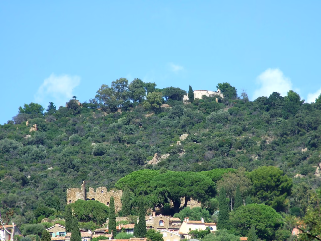 Le château des seigneurs de Fos et la chapelle Notre-Dame-de-Constance à Bormes