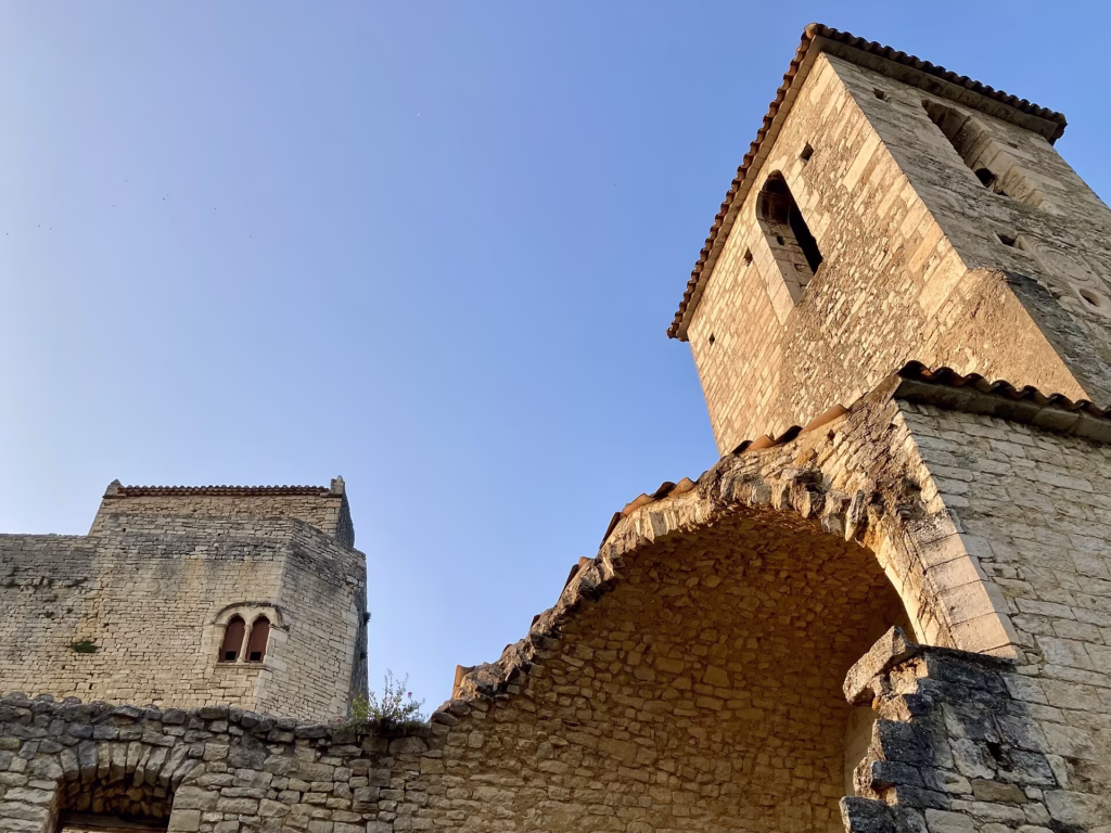 Le donjon et la chapelle de la commanderie du Poët-Laval