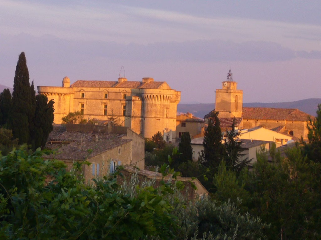Le château Renaissance et l'église Saint-Firmin de Gordes