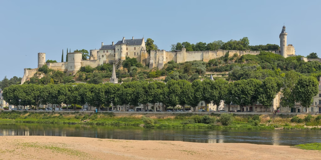 La forteresse de Chinon vue depuis les bords de la Vienne