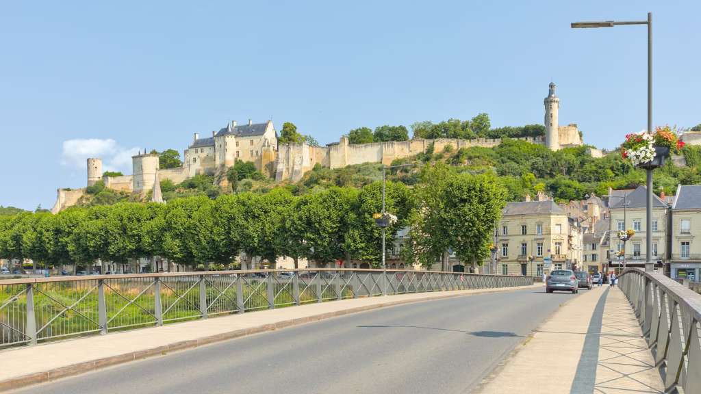Le pont Aliénor d’Aquitaine et la forteresse de Chinon