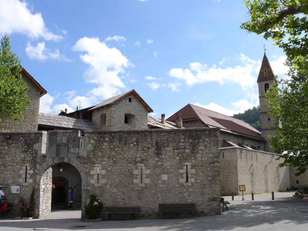 La Porte de France et l'église Saint-Martin de Colmars