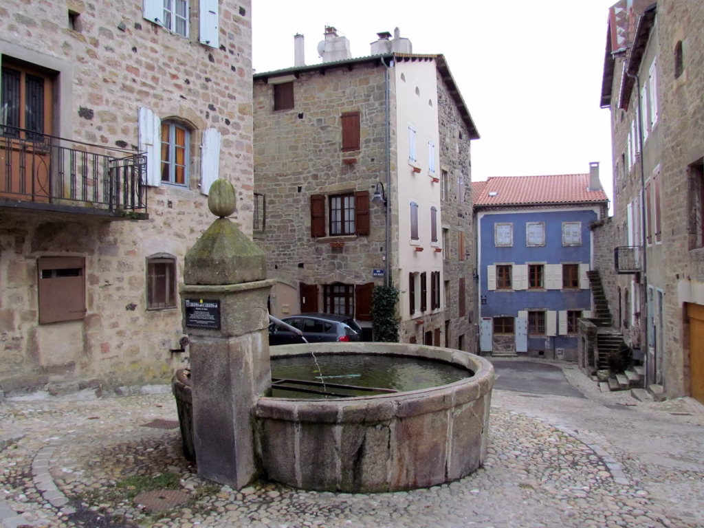 Maisons et place de Pradelles