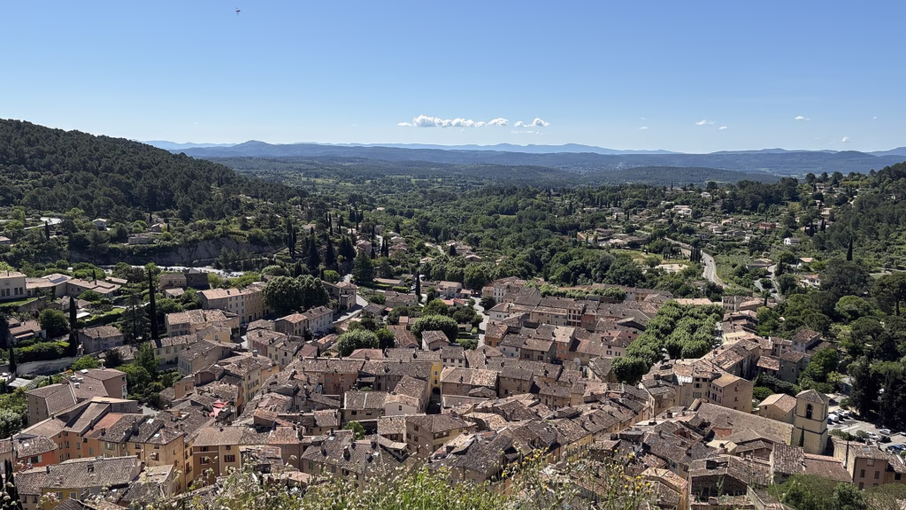 Vue sur les toits de Cotignac depuis les tours sarrasines