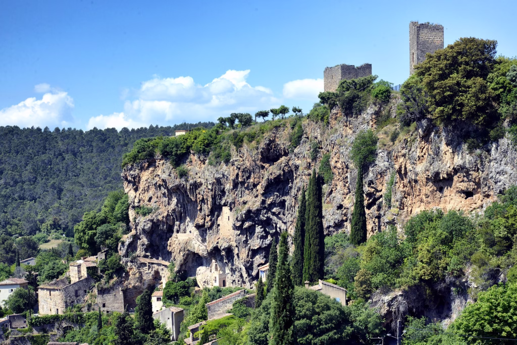 Le rocher de tuf de Cotignac surmonté des ruines du château