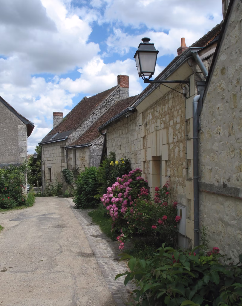 Ruelle et maisons de tuffeau à Crissay-sur-Manse