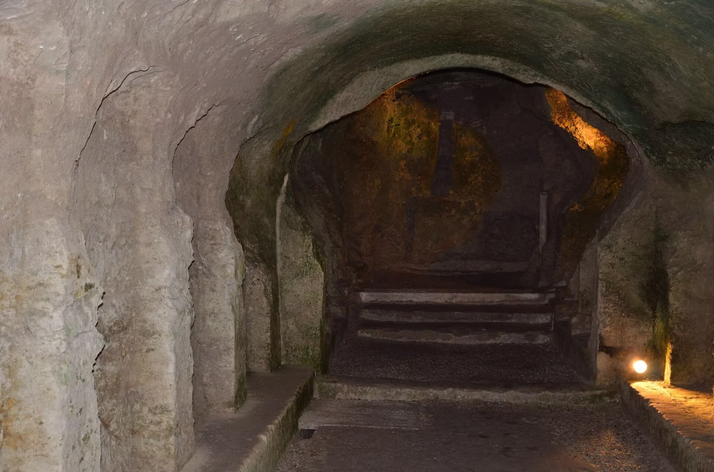 La nef souterraine de l’église monolithe Saint-Jean d’Aubeterre