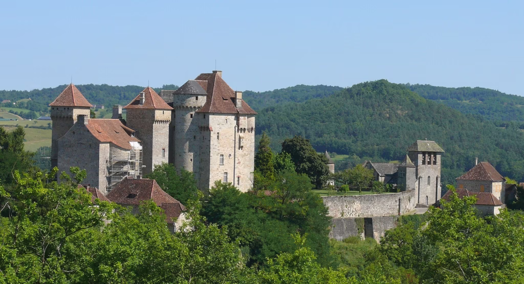 Le village de Curemonte sur sa crête