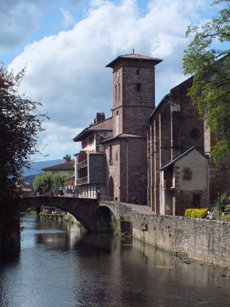 L’église Notre-Dame et le pont sur la Nive à Saint-Jean-Pied-de-Port