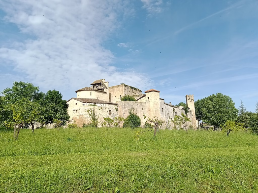 Les remparts de Larressingle, la plus petite cité fortifiée de France (Gers)