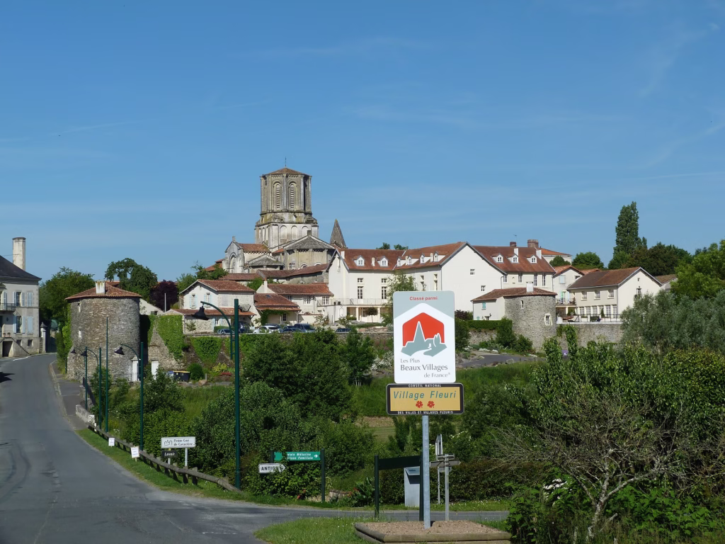 L’entrée du bourg fortifié de Vouvant
