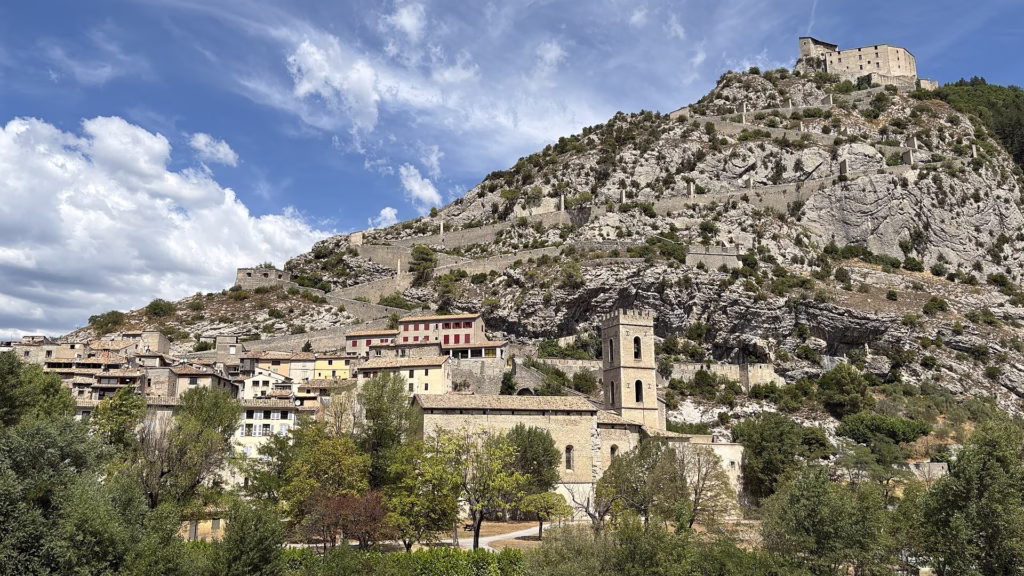 Le village d'Entrevaux et sa citadelle Vauban sur le rocher